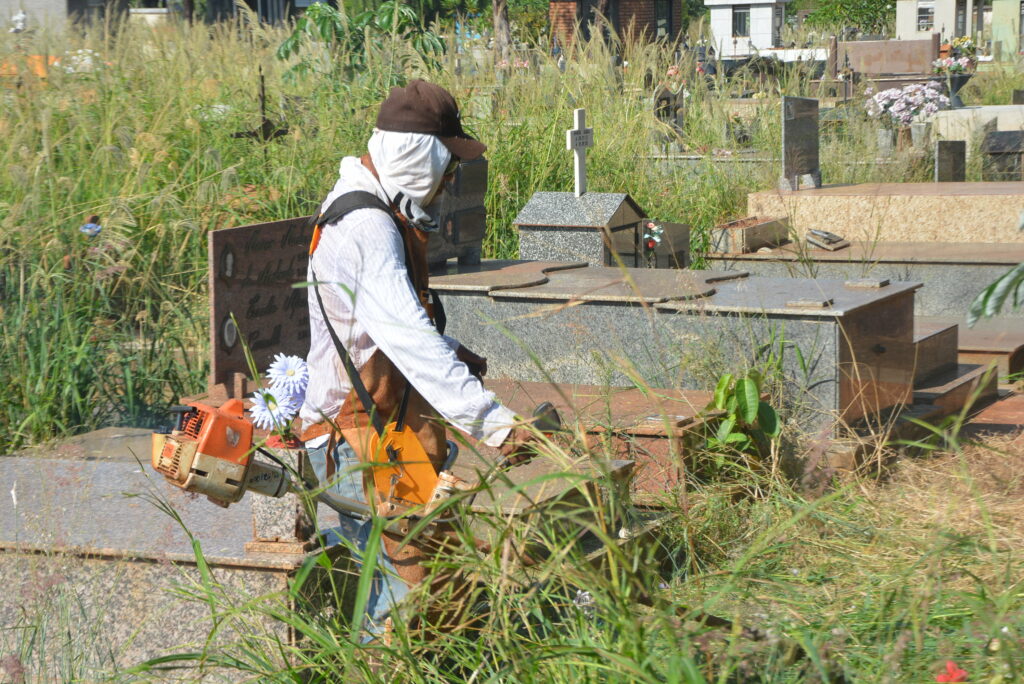 Prefeitura da inicio á limpeza no cemitério de Dourados