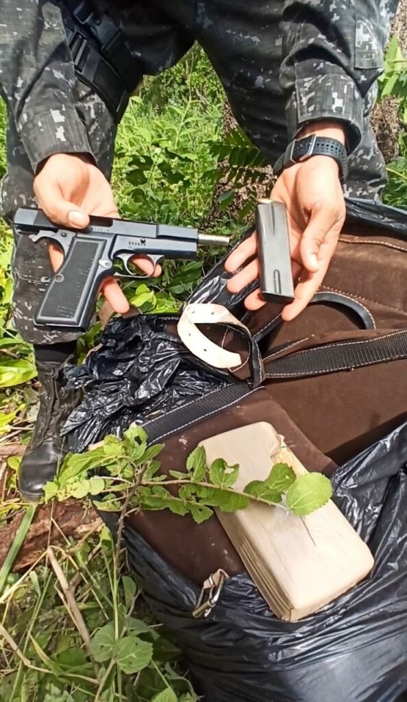 Em apoio a PRF, Batalhão de Choque localiza drogas e arma em mata fechada Em apoio a PRF, Batalhão de Choque localiza drogas e arma em mata fechada