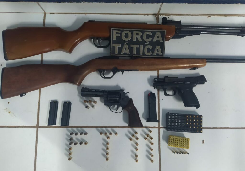 PM localiza carro recheado de armas e drogas na capital