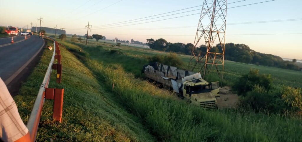 Colisão entre carreta e carro de passeio deixa dois feridos na BR-163 Colisão entre carreta e carro de passeio deixa dois feridos na BR-163