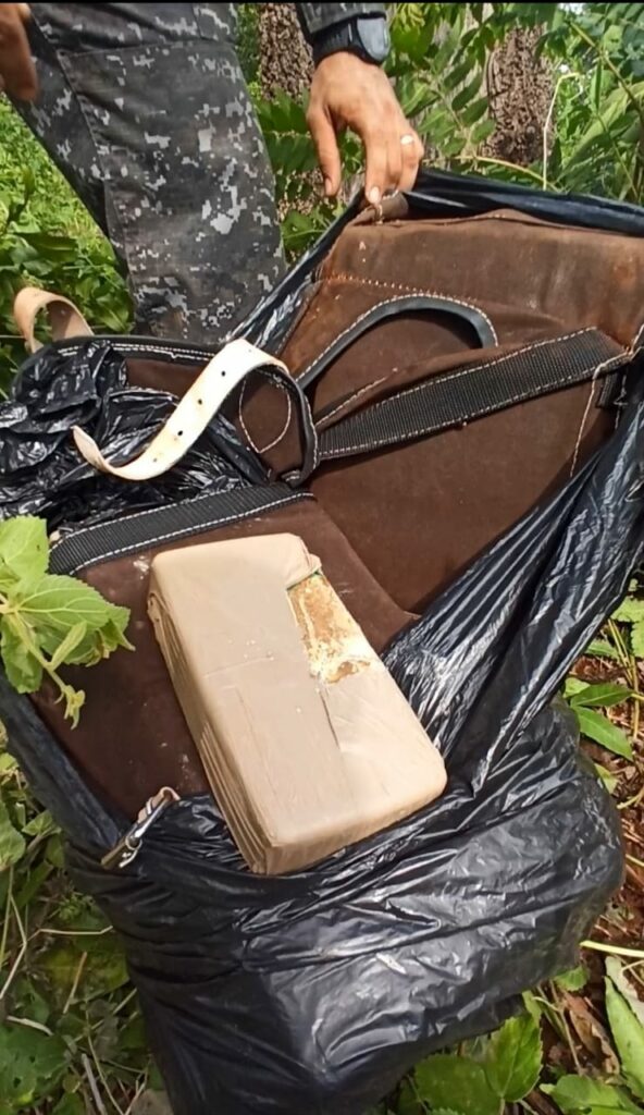 Em apoio a PRF, Batalhão de Choque localiza drogas e arma em mata fechada Em apoio a PRF, Batalhão de Choque localiza drogas e arma em mata fechada