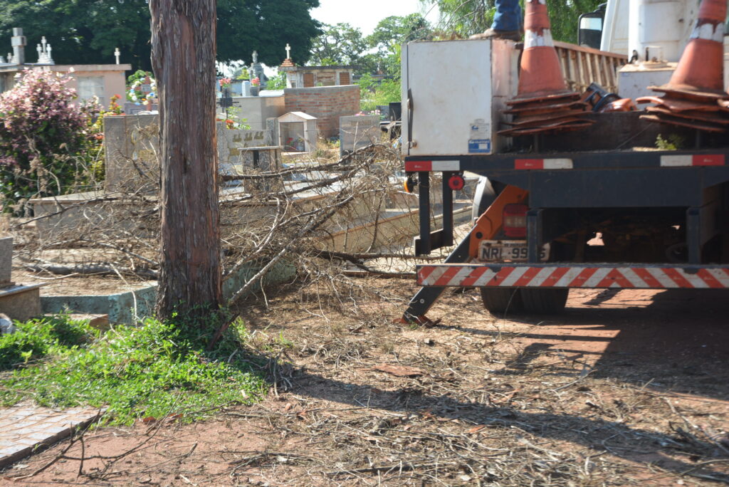 Prefeitura da inicio á limpeza no cemitério de Dourados