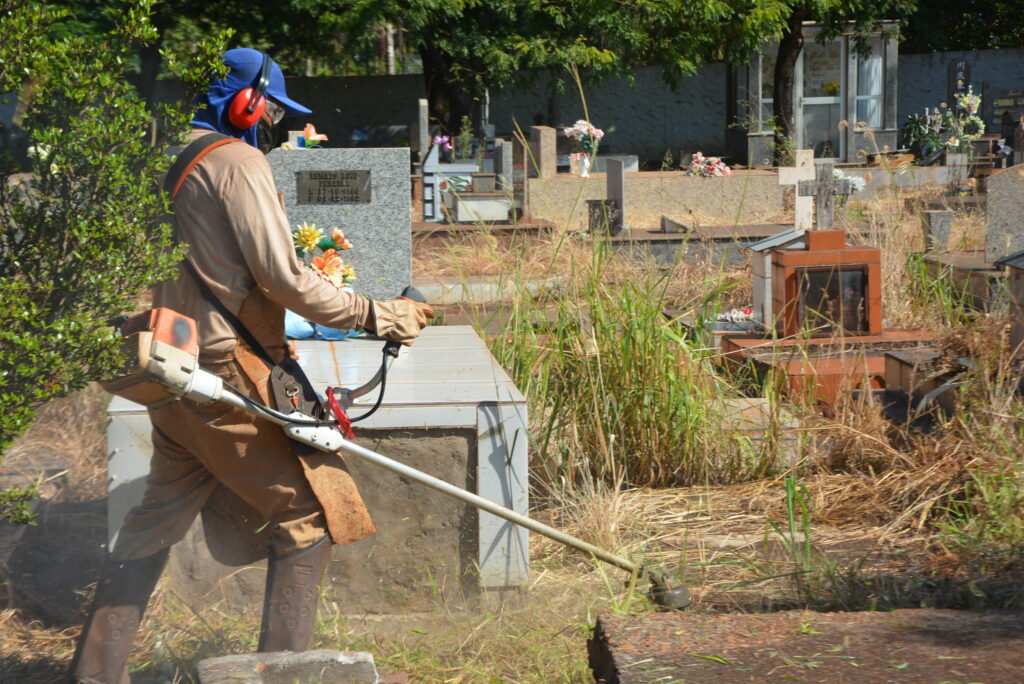 Prefeitura da inicio á limpeza no cemitério de Dourados