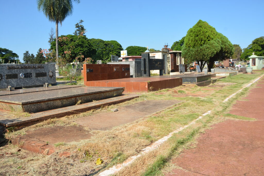Prefeitura da inicio á limpeza no cemitério de Dourados