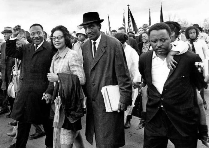 Martin-Luther-King-Jr-wife-state-capitol-March-25-1965-696x492