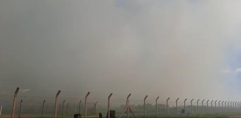 Incêndio próximo Aeroporto Internacional é visto de diversos pontos da cidade Incêndio próximo Aeroporto Internacional é visto de diversos pontos da cidade