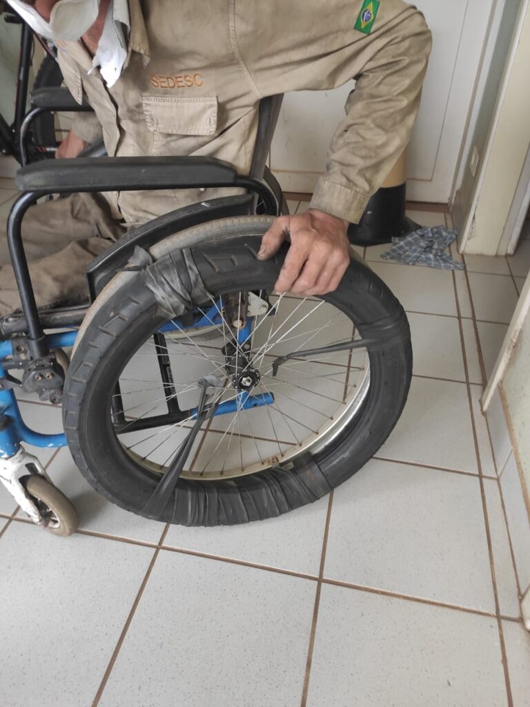 Sem condições de comprar novo equipamento, cadeirante tenta sair com material de UPA Sem condições de comprar novo equipamento, cadeirante tenta sair com material de UPA