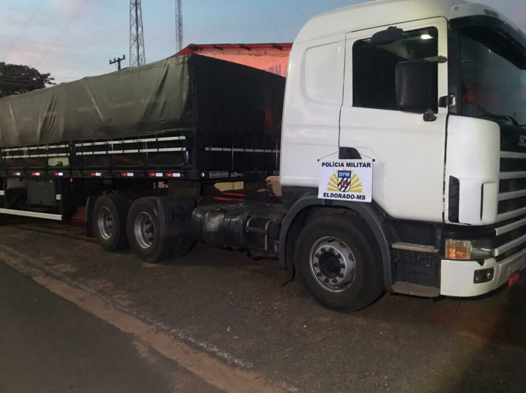 Carreta roubada é apreendida com 900 caixas de cigarros contrabandeados