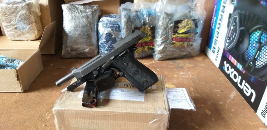 Drogas e arma que eram enviadas pelos Correios são encontradas por cão farejador