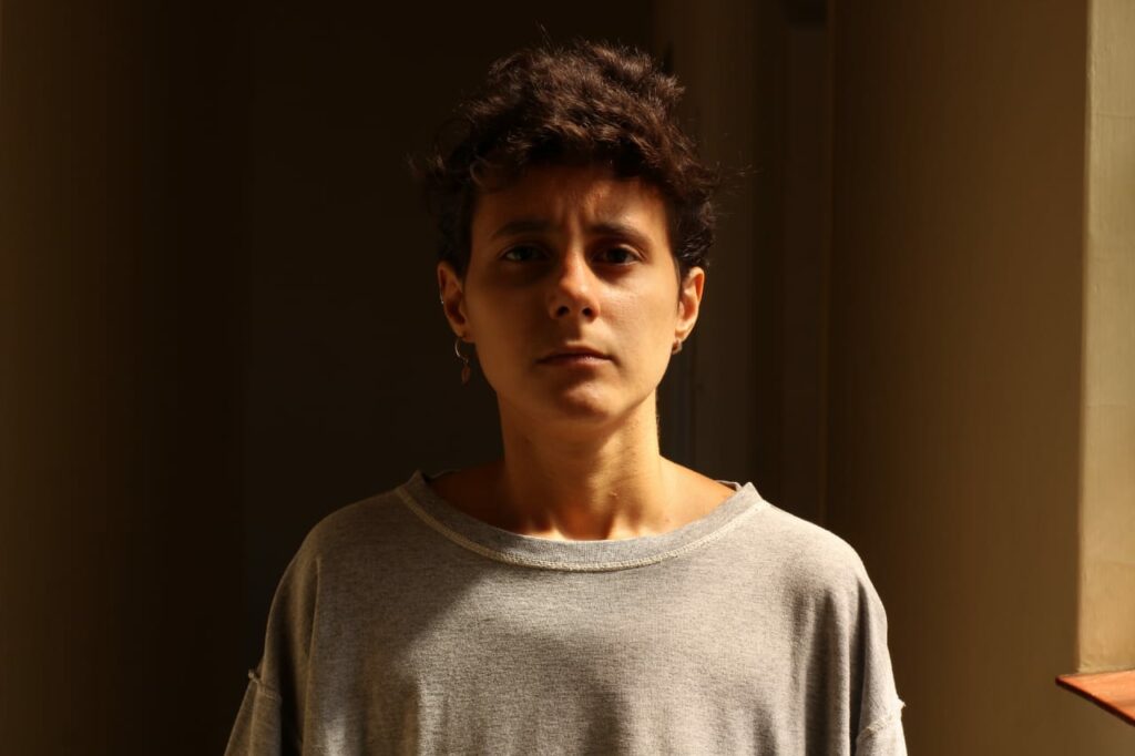 Cantora Beca Rodrigues lança seu primeiro EP sobre o período de isolamento social na Capital