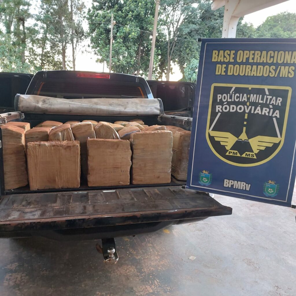 Nova carga com mais de 1 ton de drogas é aprendida e em camionete roubada Nova carga com mais de 1 ton de drogas é aprendida e em camionete roubada