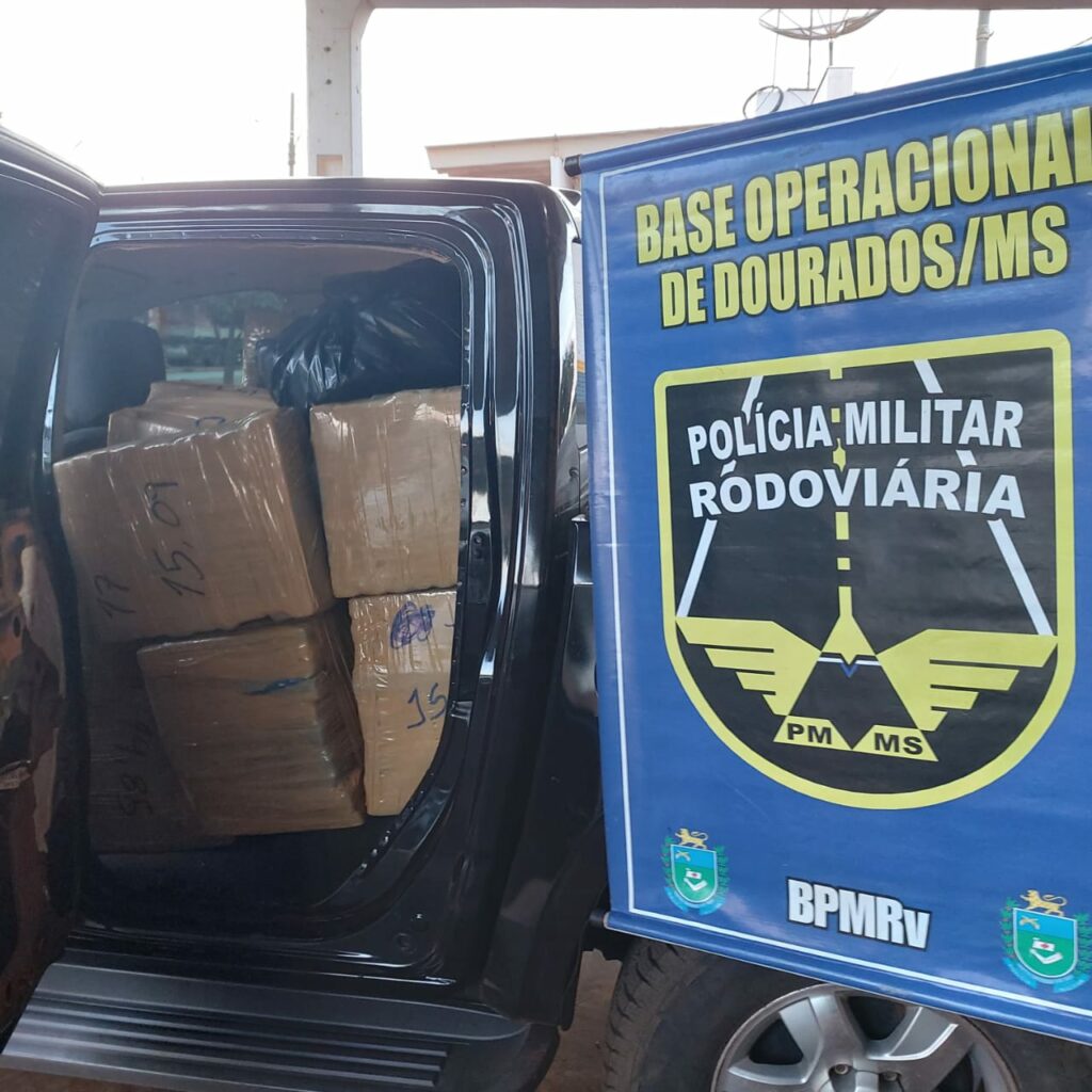 Nova carga com mais de 1 ton de drogas é aprendida e em camionete roubada Nova carga com mais de 1 ton de drogas é aprendida e em camionete roubada
