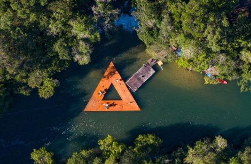 Atitude 67 exibe belezas de Bonito em clipe “Isso é Amor” com Vitor Key