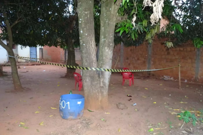 Mulher é morta com 20 facadas pelo companheiro, no quintal da casa