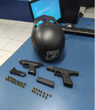 Polícia apreende duas pistolas e quase uma tonelada de maconha em veículo roubado Polícia apreende duas pistolas e quase uma tonelada de maconha em veículo roubado