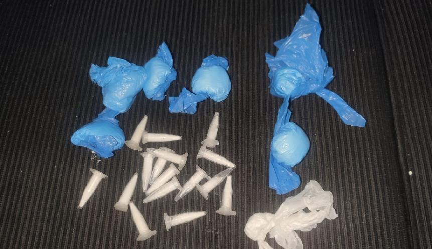 Polícia prende três por tráfico, em residência utilizada apenas para venda de drogas Polícia prende três por tráfico, em residência utilizada apenas para venda de drogas