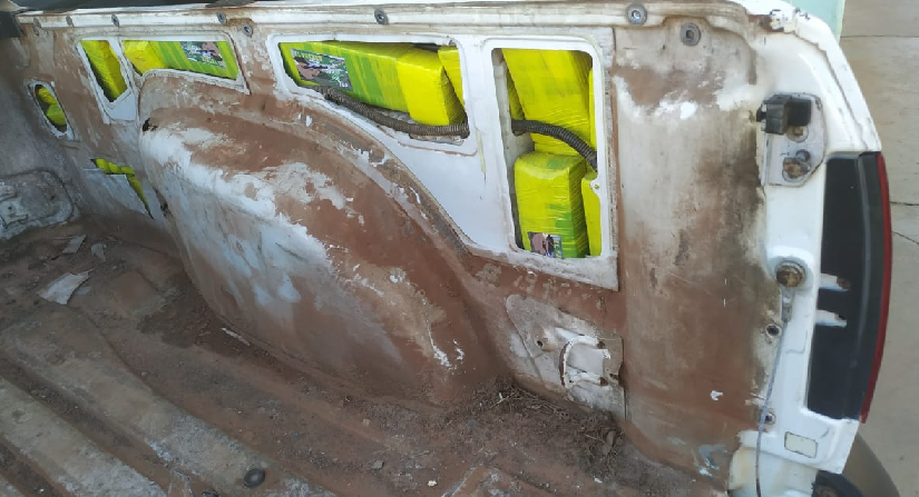 Polícia Militar Rodoviária encontra droga escondida em carroceria e apreende 152 kg de maconha Polícia Militar Rodoviária encontra droga escondida em carroceria e apreende 152 kg de maconha