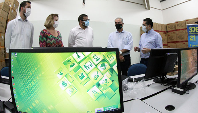 Reinaldo Azambuja entrega 376 computadores para melhorar aprendizado dos alunos