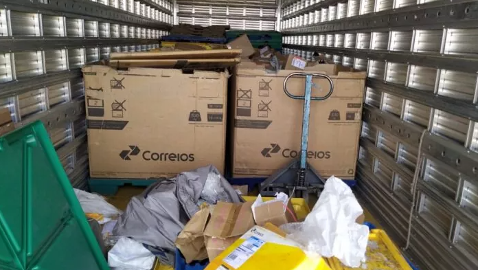 Polícia apreende contrabando milionário em caminhão a serviço dos Correios na BR-463 Polícia apreende contrabando milionário em caminhão a serviço dos Correios na BR-463