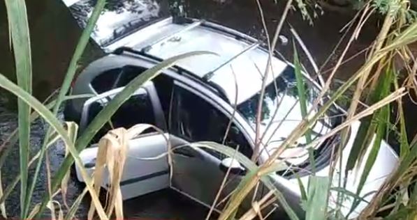 Homem é socorrido pelos bombeiros após carro cair de ponte em Dourados