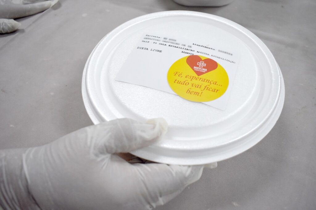 Mensagens de esperança são adicionadas em refeição de pacientes da Santa Casa