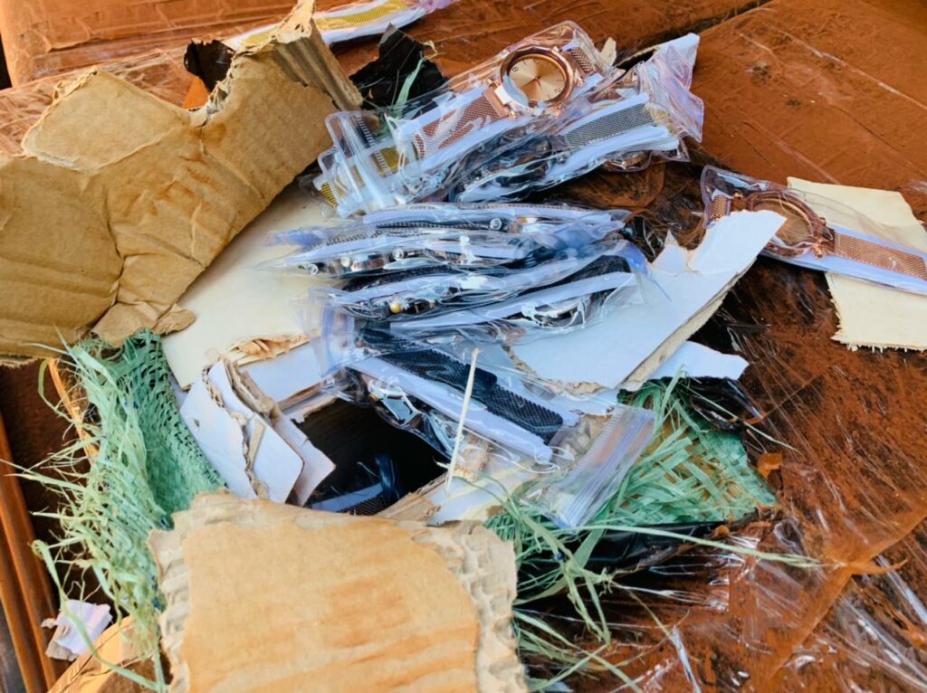 PM apreende mercadorias sem documentação fiscal avaliadas em R$ 400 mil PM apreende mercadorias sem documentação fiscal avaliadas em R$ 400 mil