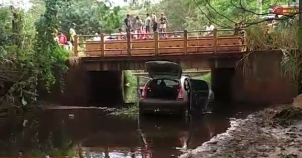 Homem é socorrido pelos bombeiros após carro cair de ponte em Dourados