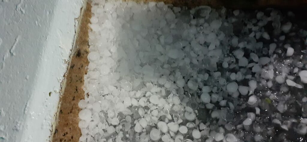 Temporal com granizo causam estragos em cidade de MS