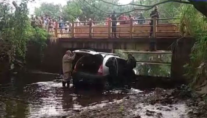 Homem é socorrido pelos bombeiros após carro cair de ponte em dourados