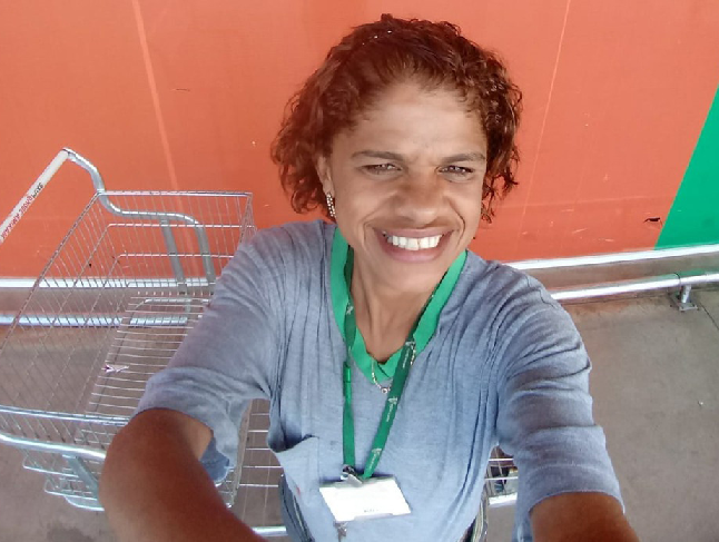 Com empatia e simpatia, trabalhadora do comércio conquista clientes em mercado