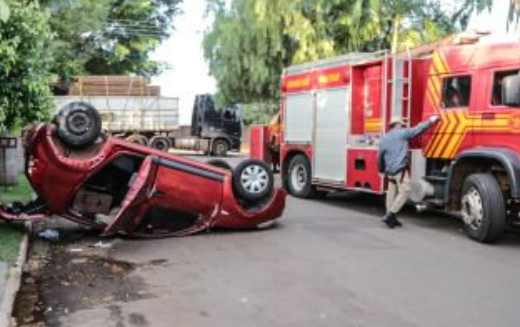Caminhão não respeita placa pare e provoca capotamento de carro na manhã desta segunda