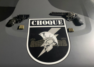 Após roubo em ferro-velho e barbearia, dois são presos e terceiro entra em confronto com a PM