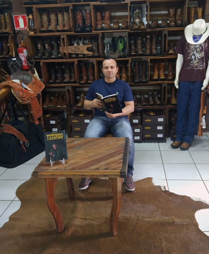 Cowboy sul-mato-grossense campeão mundial ganha biografia