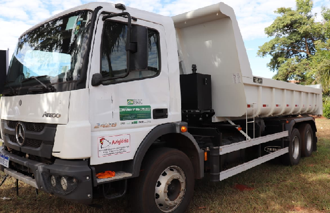 Governo entrega caminhão para Associação dos Avicultores de Glória de Dourados