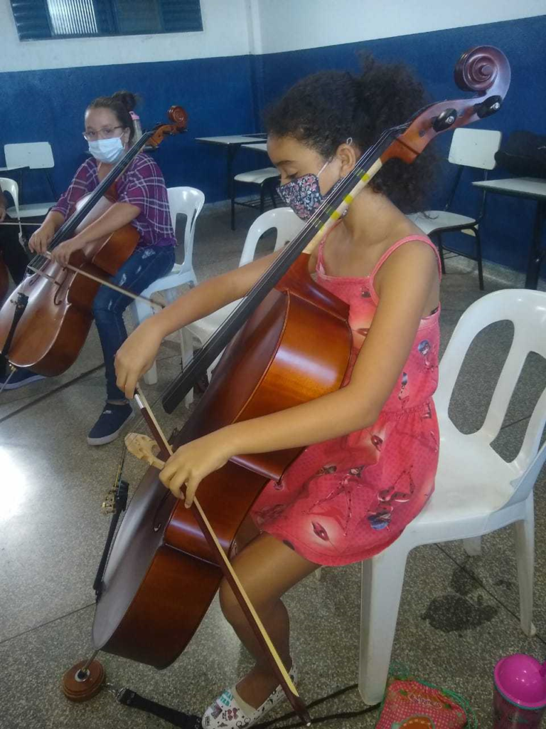 No tom do futuro: jovens carentes têm aula de música e artes na periferia da Capital