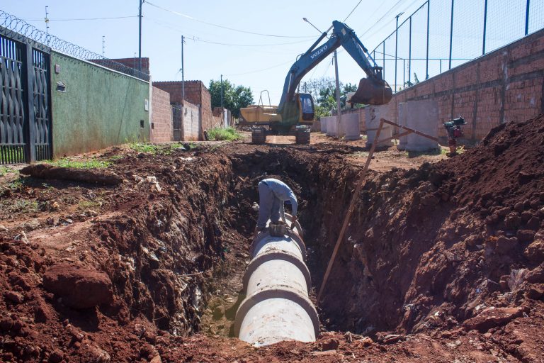 Prefeitura faz drenagem no Bosque da Saúde para chegar no esgoto e asfalto