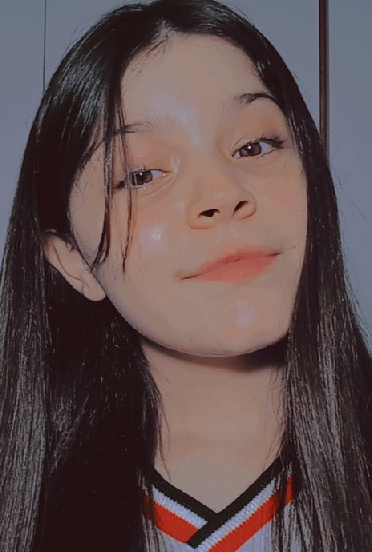 Com empatia e simpatia, trabalhadora do comércio conquista clientes em mercado