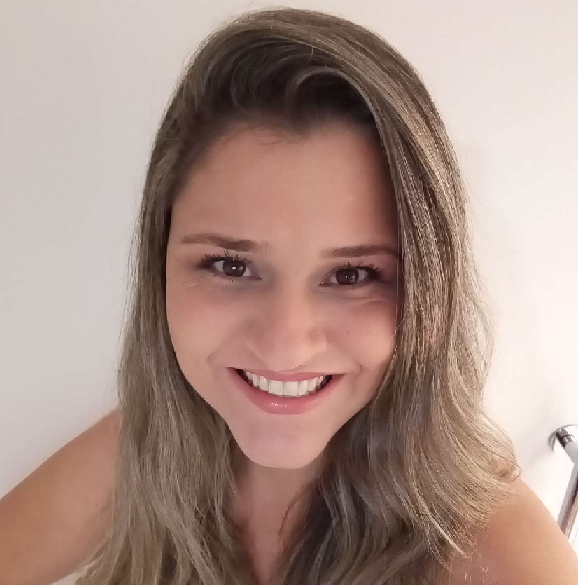 Com empatia e simpatia, trabalhadora do comércio conquista clientes em mercado