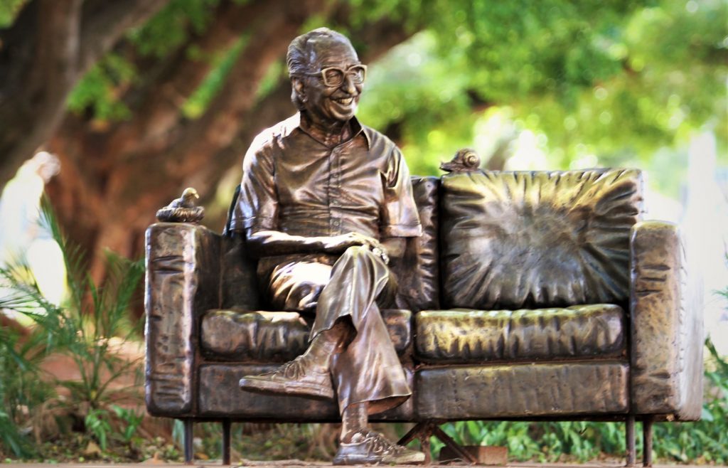 Escultura do poeta Manoel de Barros já conta com câmera de segurança e aguarda revitalização