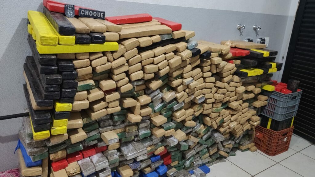 Após fuga, PM prende dois entrando na Capital em carros com 2,1 ton de drogas Após fuga, PM prende dois entrando na Capital em carros com 2,1 ton de drogas