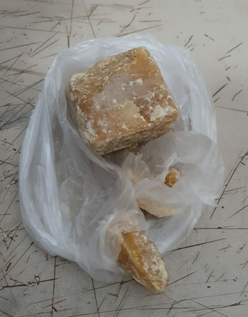 Adolescente entrega traficantes após cão a descobrir com droga em ônibus saindo da Capital