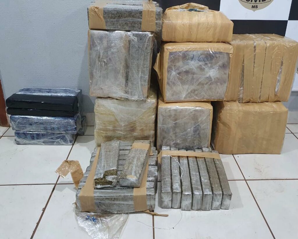 Adolescente entrega traficantes após cão a descobrir com droga em ônibus saindo da Capital