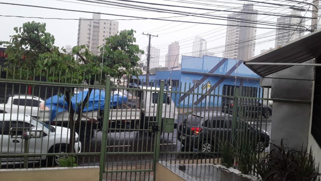 Chuva cai escurecendo a tarde e esfria Campo Grande Chuva cai escurecendo a tarde e esfria Campo Grande