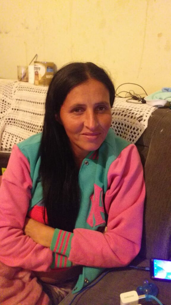 Frio e sem quase nada, mãe com quatro crianças pede por doações na Capital Frio e sem quase nada, mãe com quatro crianças pede por doações na Capital