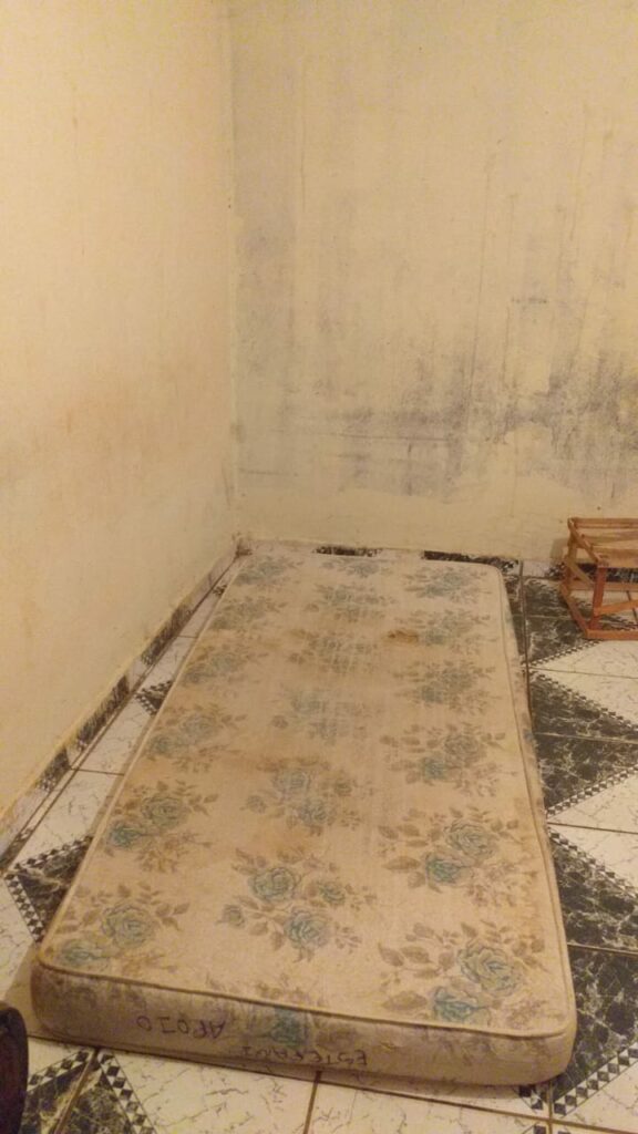 Frio e sem quase nada, mãe com quatro crianças pede por doações na Capital Frio e sem quase nada, mãe com quatro crianças pede por doações na Capital