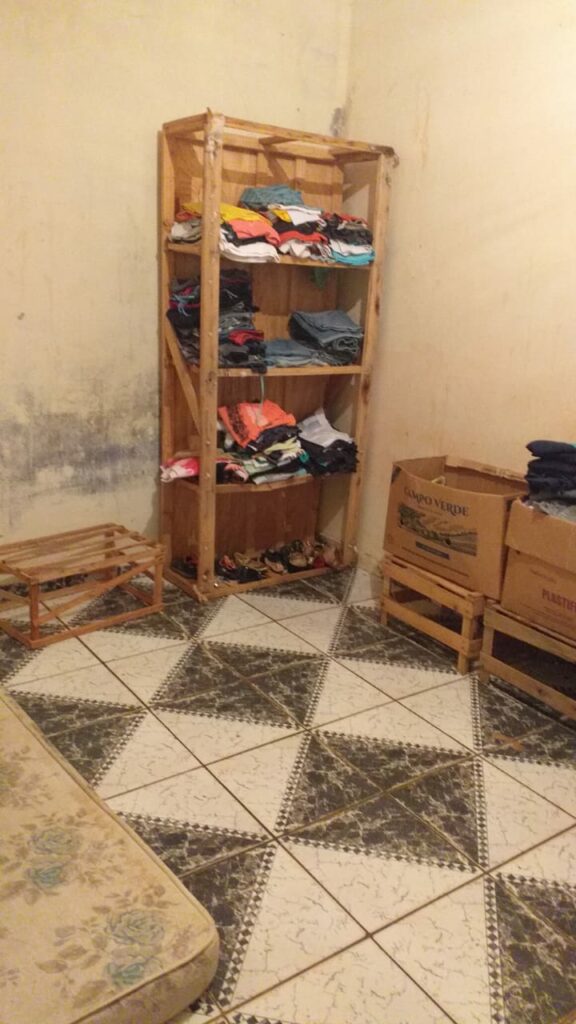 Frio e sem quase nada, mãe com quatro crianças pede por doações na Capital Frio e sem quase nada, mãe com quatro crianças pede por doações na Capital