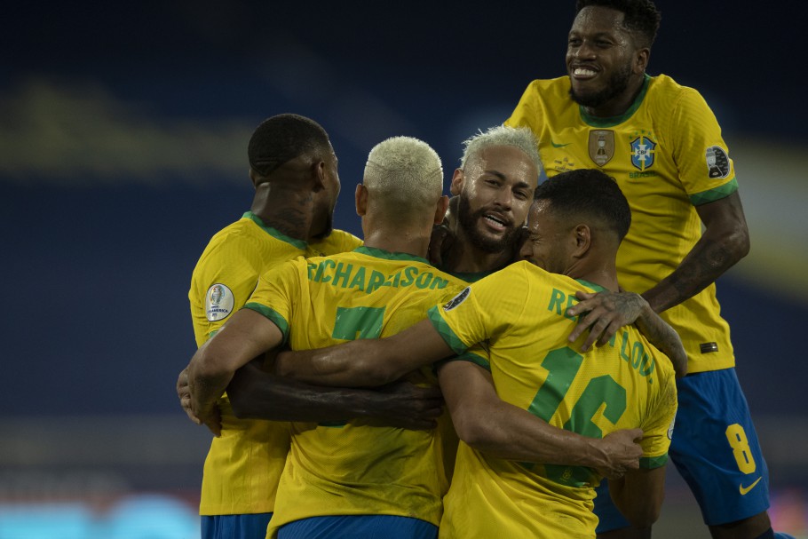 Seleção goleia Peru e segue na liderança da Copa América