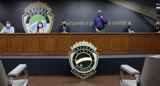 Representando o Estado, Eduardo Riedel anuncia que 225 novos policiais civis serão nomeados