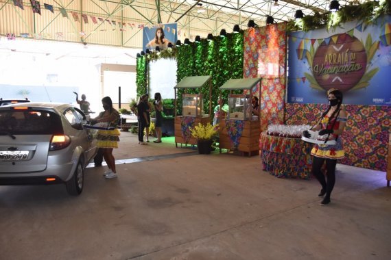 Fiems e Prefeitura surpreendem com 'Arraiá da Vacinação' no Albano Franco