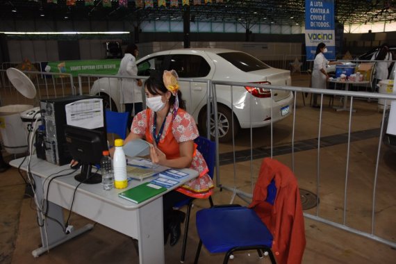 Fiems e Prefeitura surpreendem com 'Arraiá da Vacinação' no Albano Franco